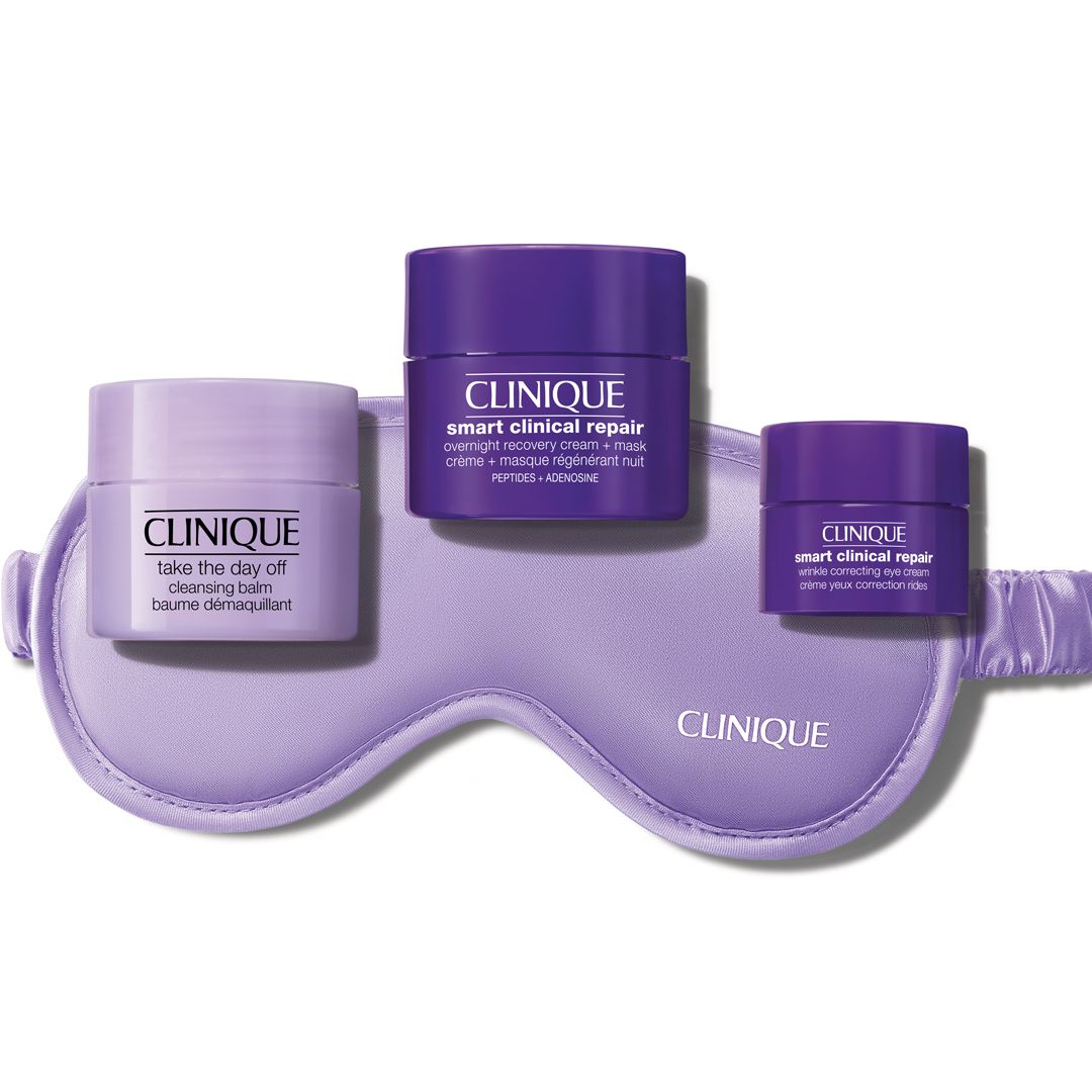 Clinique Overnight Kit 3st. Drei Cremes in lila Tiegeln und eine Schlafmaske. Produktnamen sind sichtbar.
