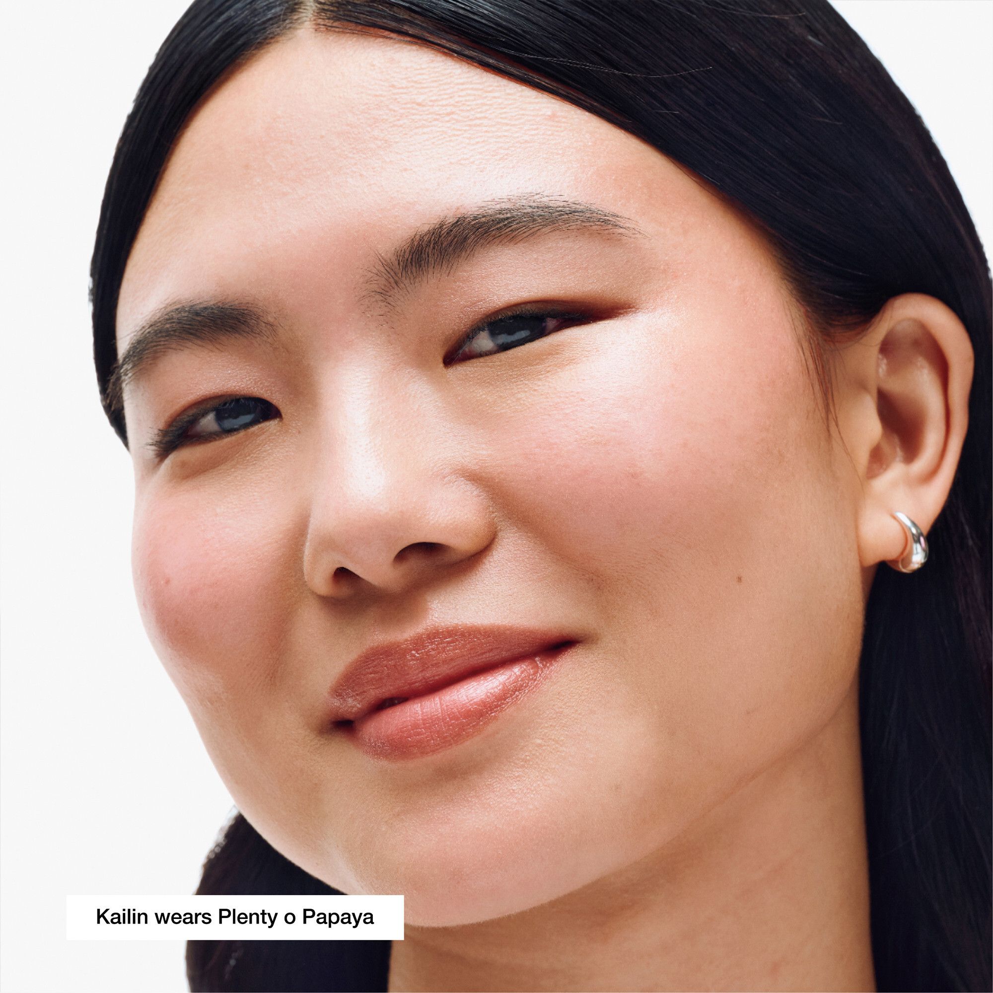 Gesicht einer Frau mit Clinique Chubby Stick™ Baume couleur joues Plenty O' Papaya. Hautton.