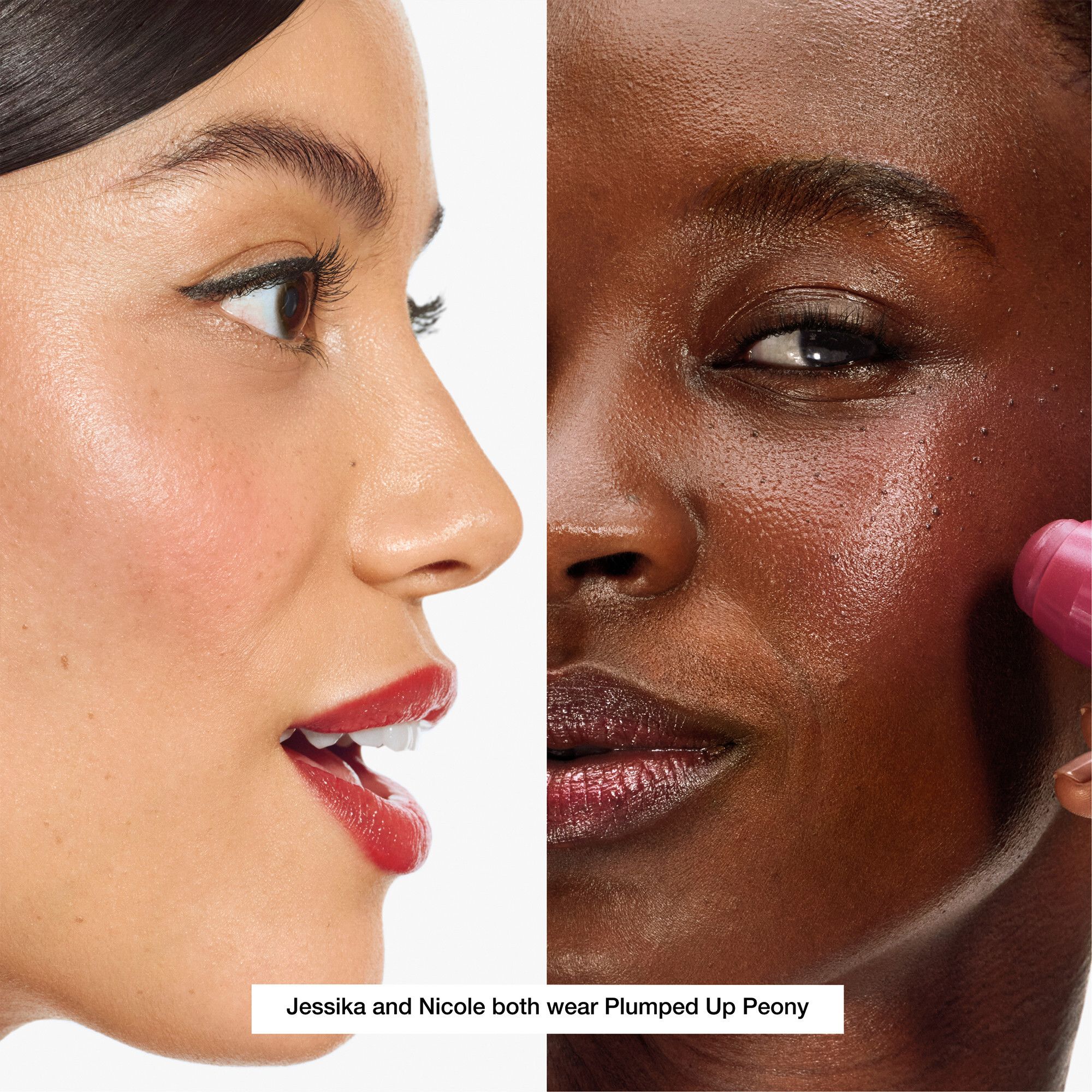 Zwei Frauen mit Rouge. Eine trägt Plumped Up Peony.