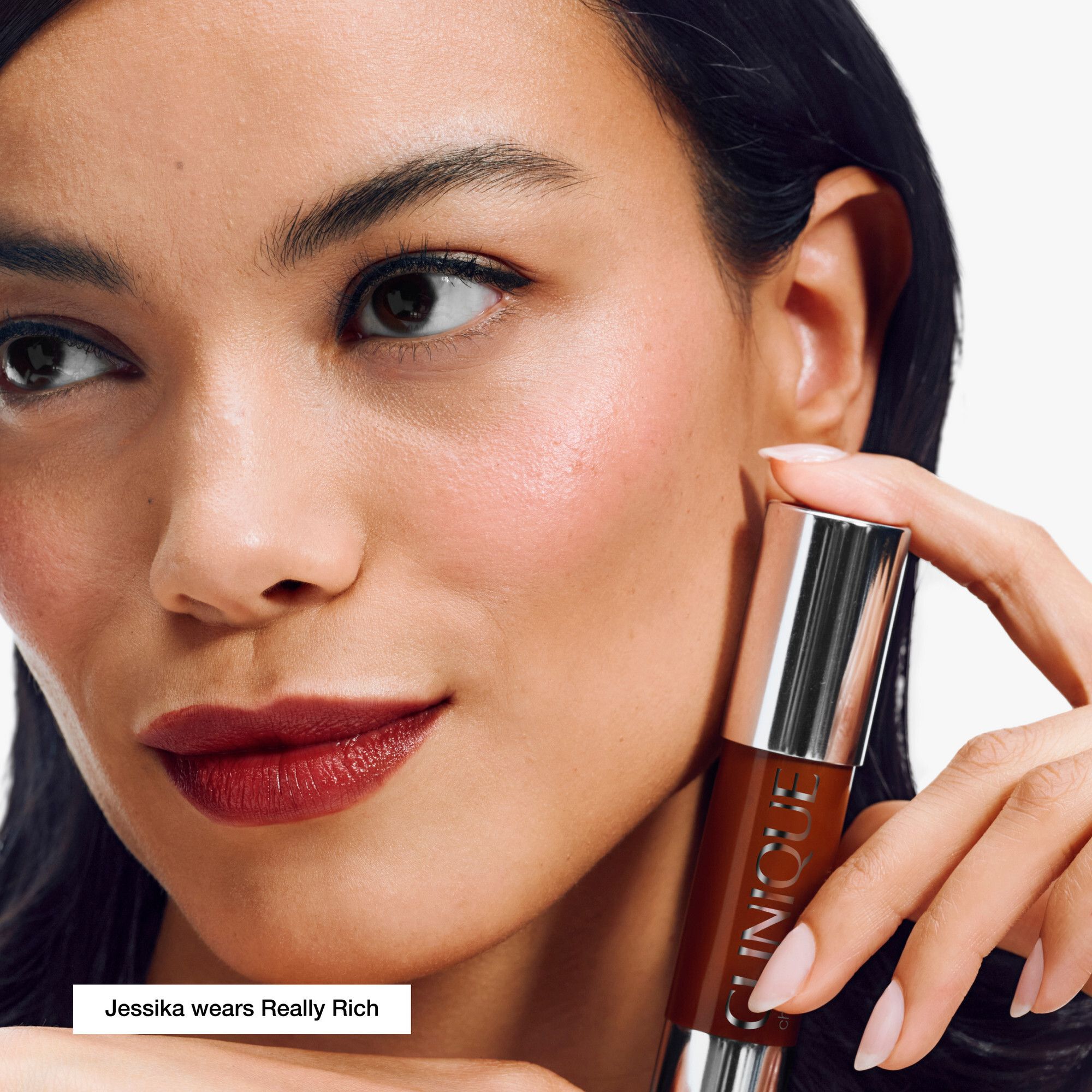 Frau hält Clinique Chubby Stick. Lippenstiftfarbe. Text: 'Jessika wears Really Rich'.