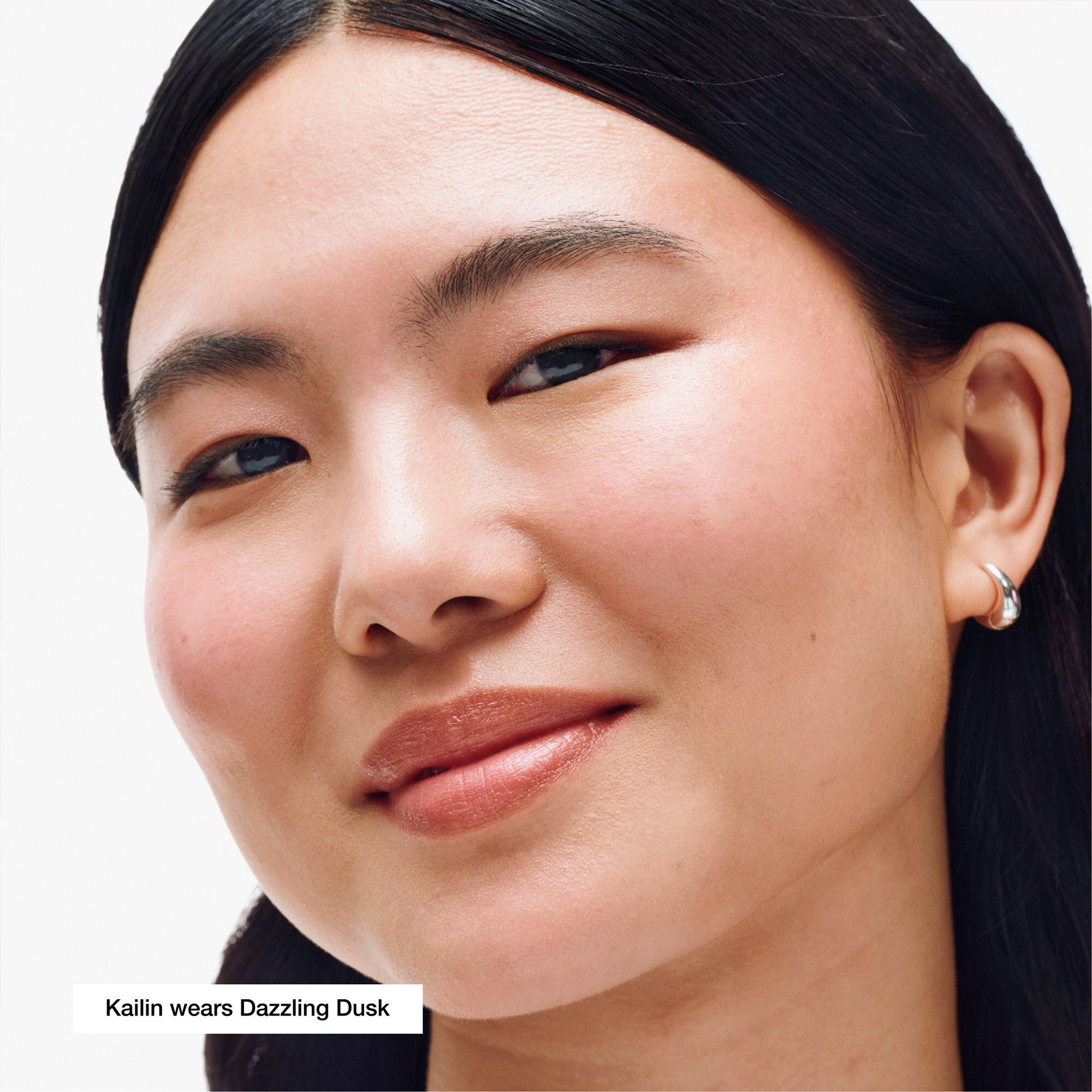 Gesicht mit Highlighter. Text: 'Kailin wears Dazzling Dusk'.