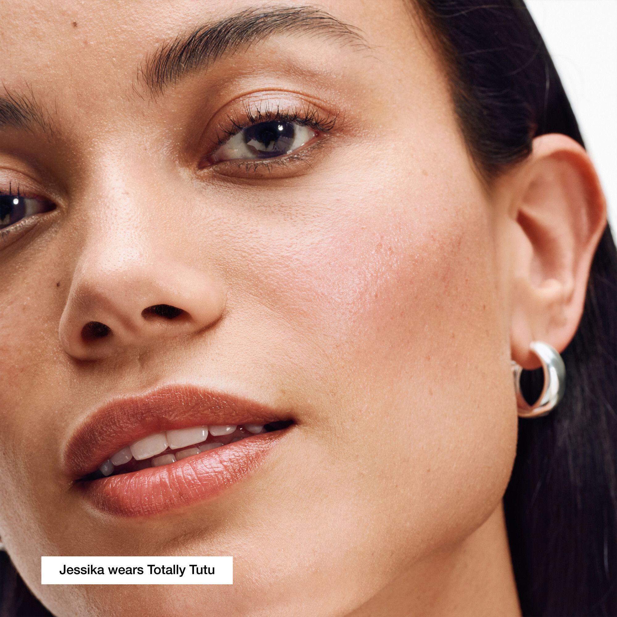 Nahaufnahme einer Frau mit Totally Tutu Lippenfarbe. Text: Jessika trägt Totally Tutu.
