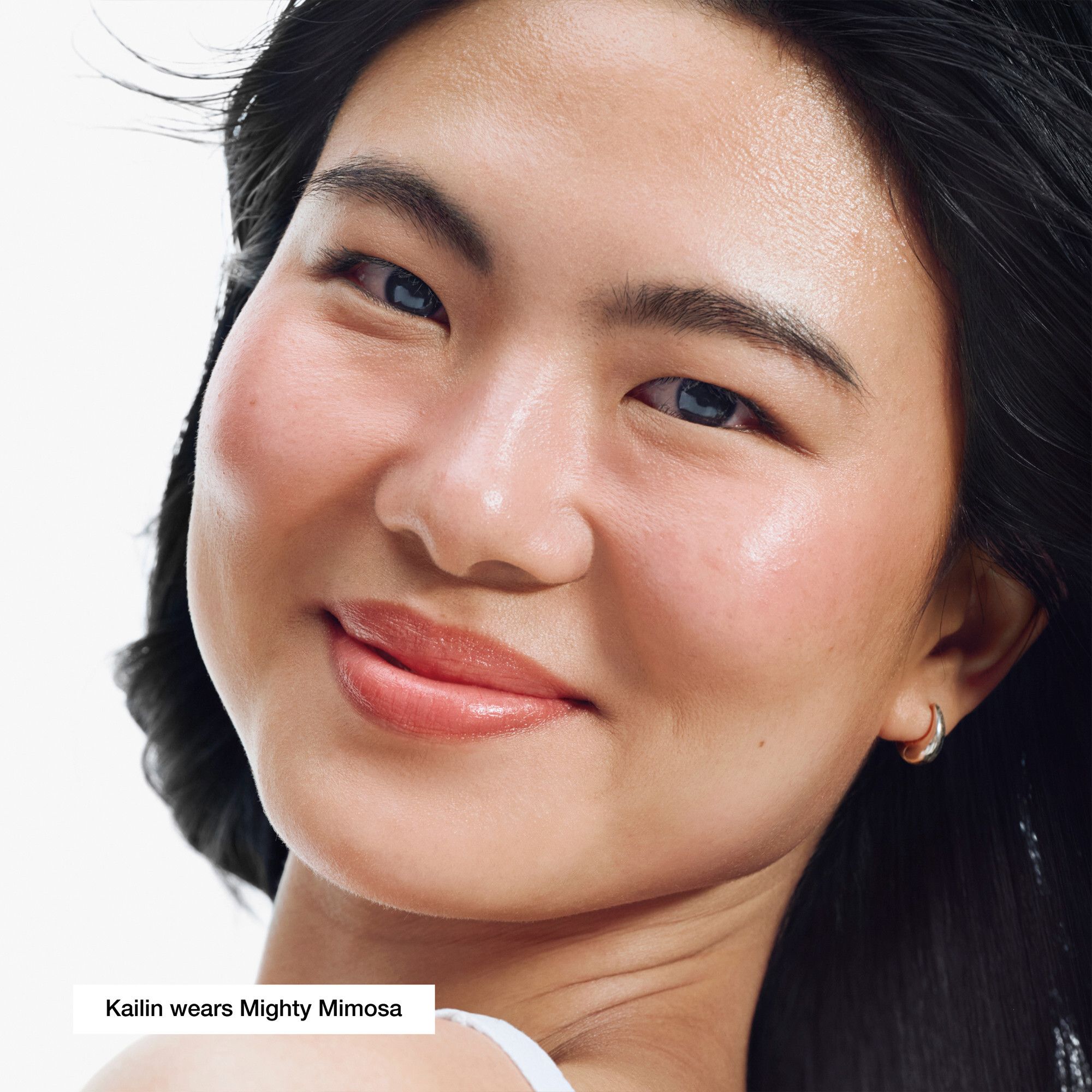 Frau mit Mighty Mimosa Lippenfarbe. Hellrosa Lippenfarbe. Frau mit blauem Augen.