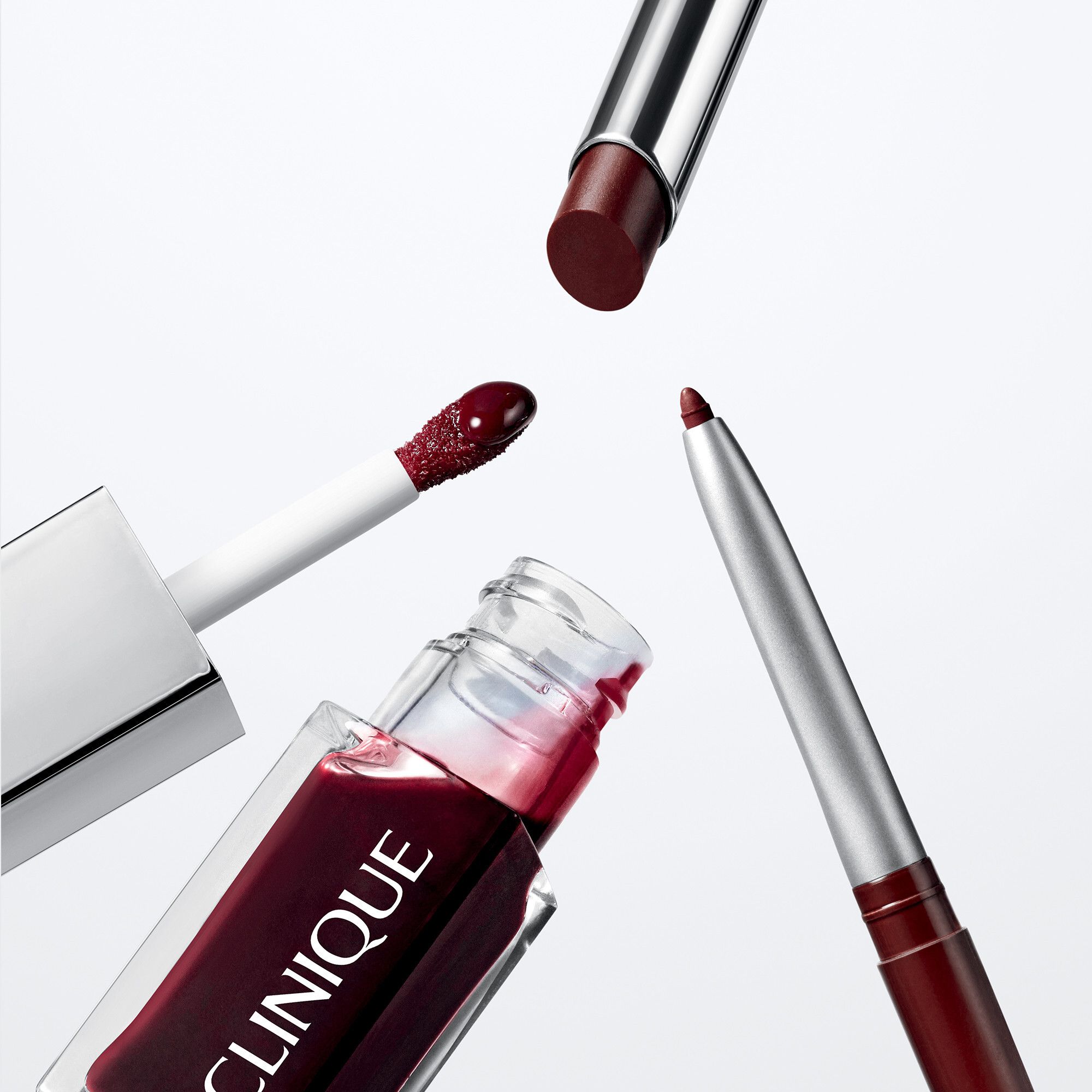 Verschiedene Clinique-Lippenprodukte. Lippenstift, Lipgloss und Lippenkonturenstift.