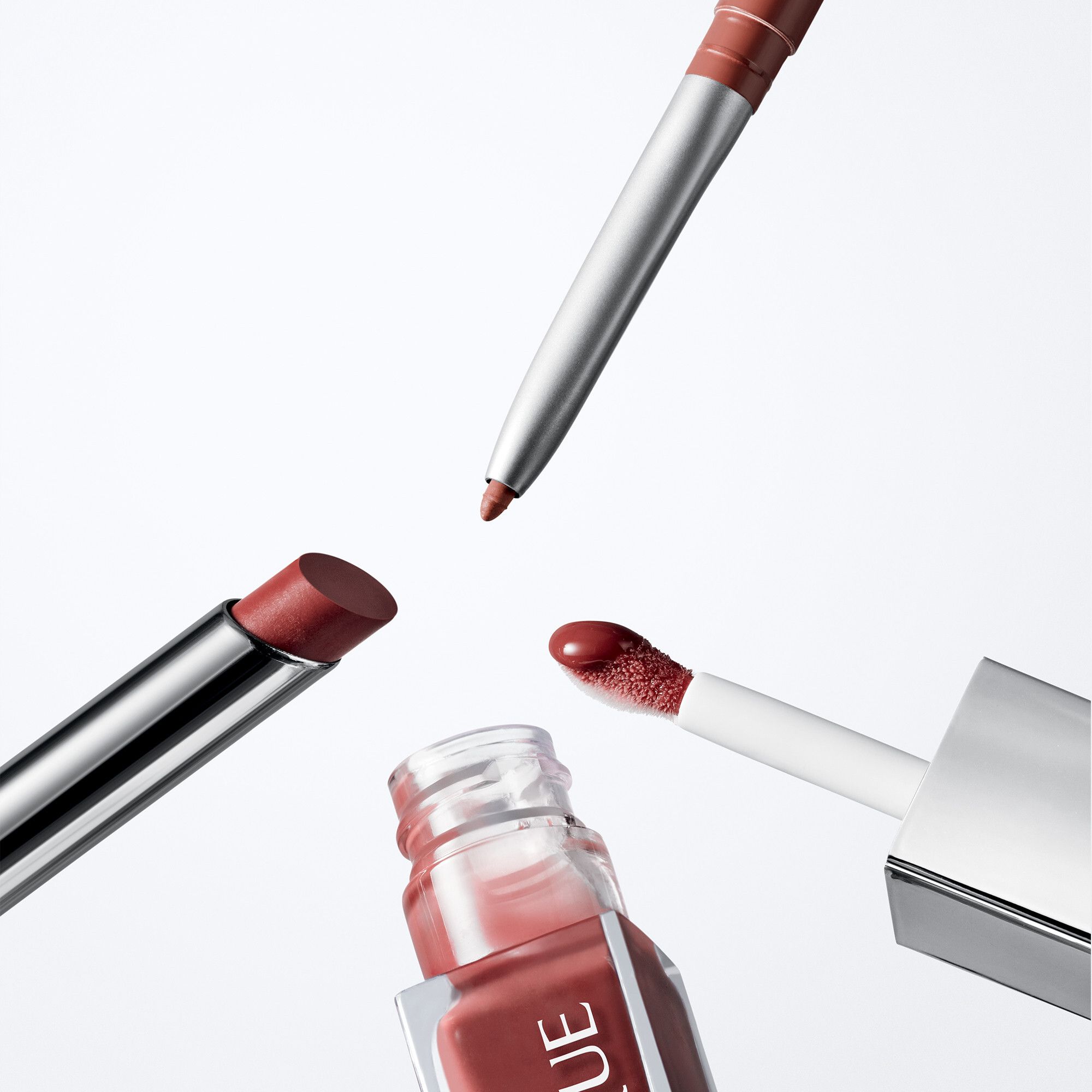 Verschiedene Lippenprodukte: Lipliner, Lippenstift und Lipgloss. Alle Produkte sind in Brauntönen gehalten.