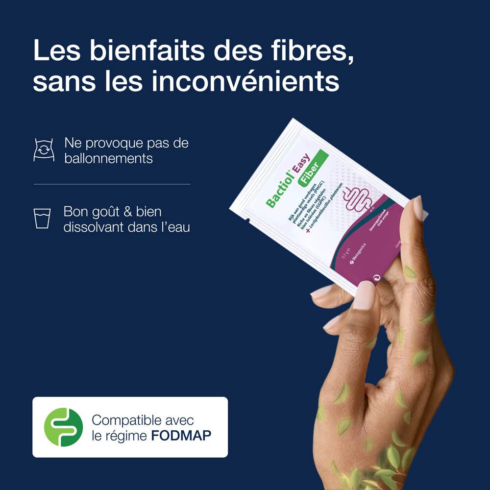 Une femme boit de l'eau. Emballage Bactiol Easy Fiber et verre visibles.