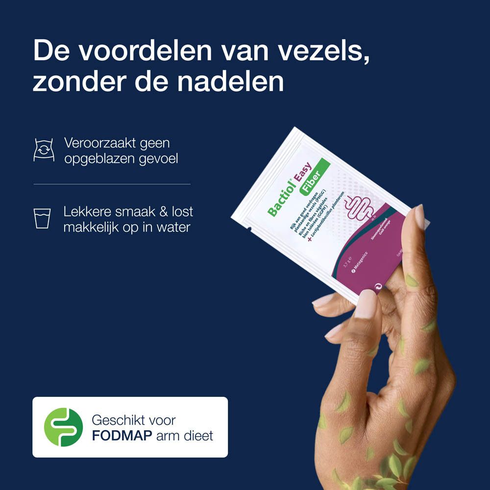 Een vrouw drinkt water. Bactiol Easy Fiber verpakking en glas zijn zichtbaar.