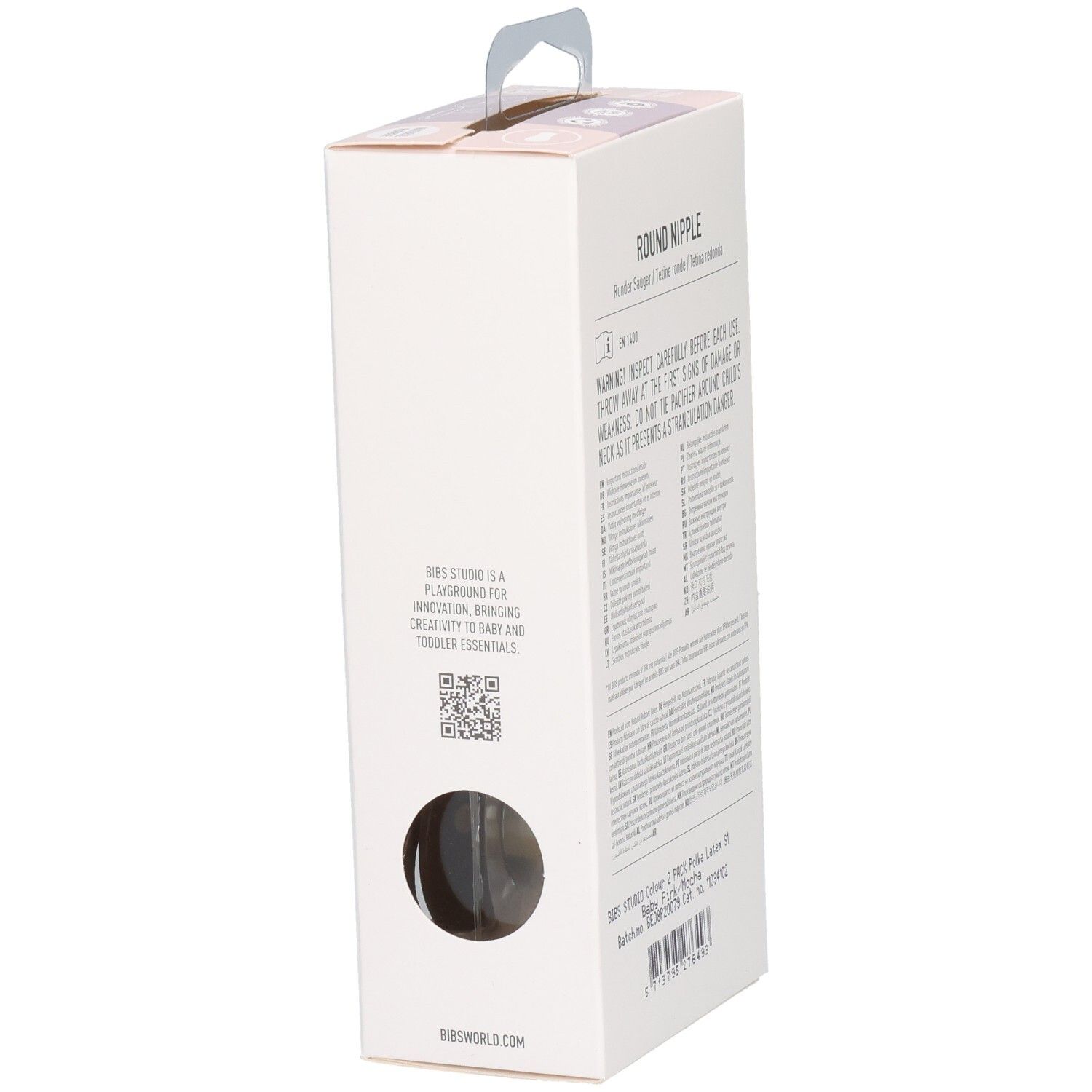 Seite der Verpackung. Text in mehreren Sprachen. Marke: BIBS. QR-Code. Hergestellt in Dänemark.