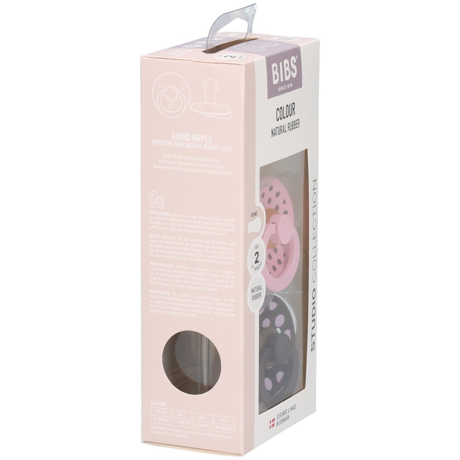 Seitenansicht der Verpackung mit zwei Schnullern. Marke: BIBS. Text: Colour, Natural Rubber, Studio Collection. Sichtfenster.