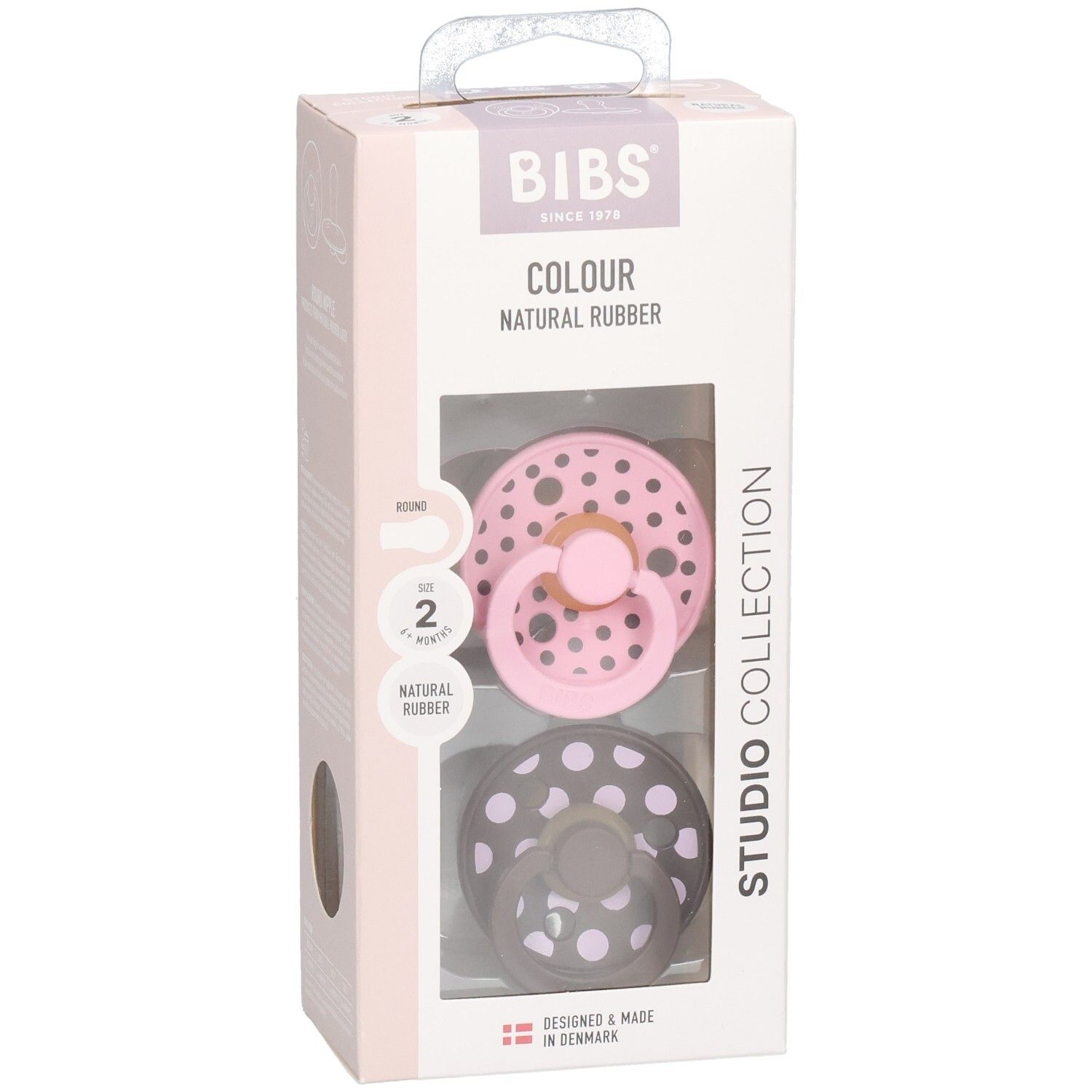 Verpackung mit zwei Schnullern. Rosa und grau mit weißen Punkten. Marke: BIBS. Text: Colour, Natural Rubber, Studio Collection.