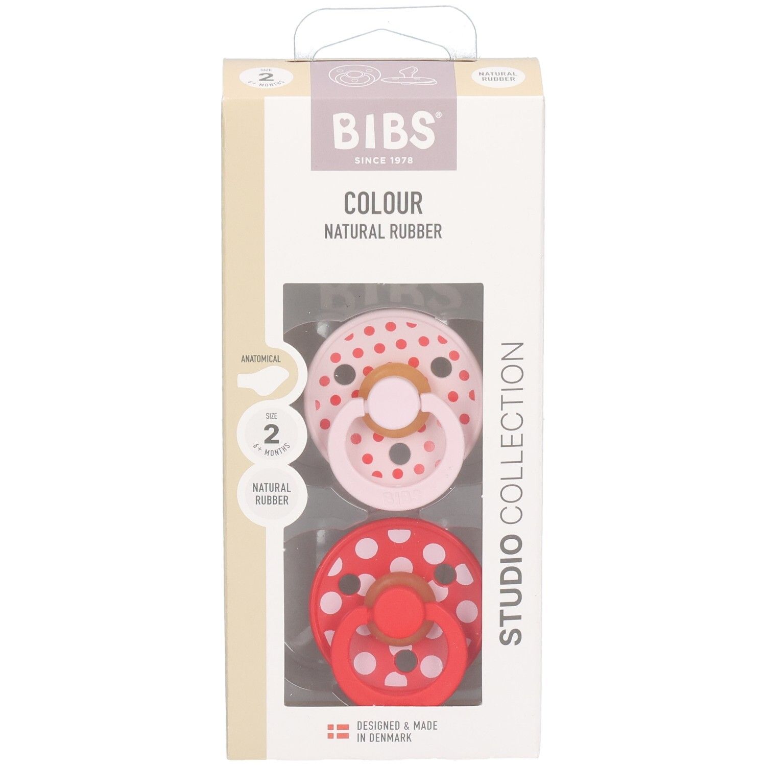 Verpackung mit zwei Schnullern. Rosa und roter Schnuller mit weißen Punkten. BIBS-Logo und Produktinformationen.