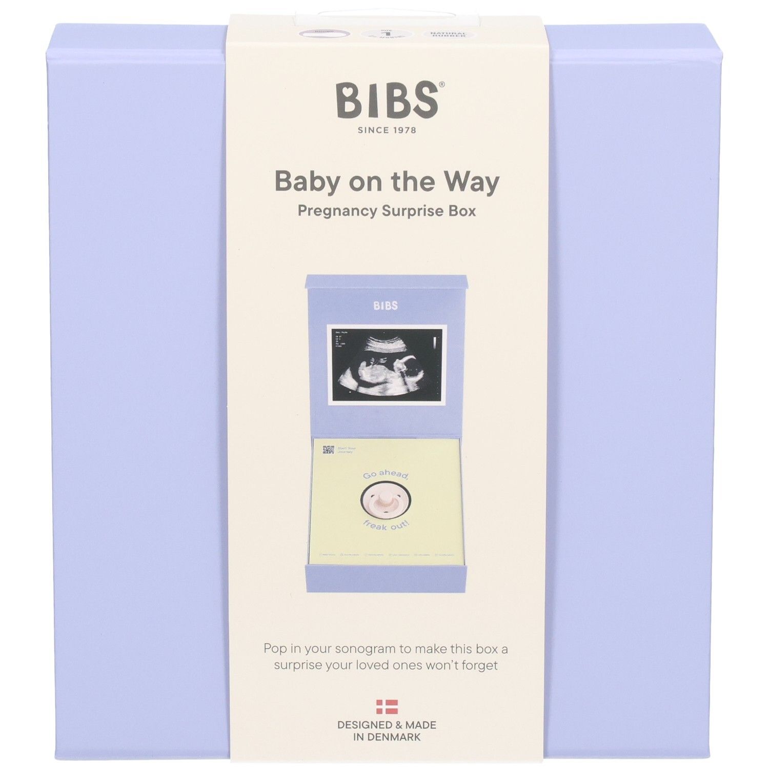 Hellblaue Geschenkbox mit Aufdruck. Auf der Vorderseite steht "Baby on the Way". Enthält Platz für ein Ultraschallbild.