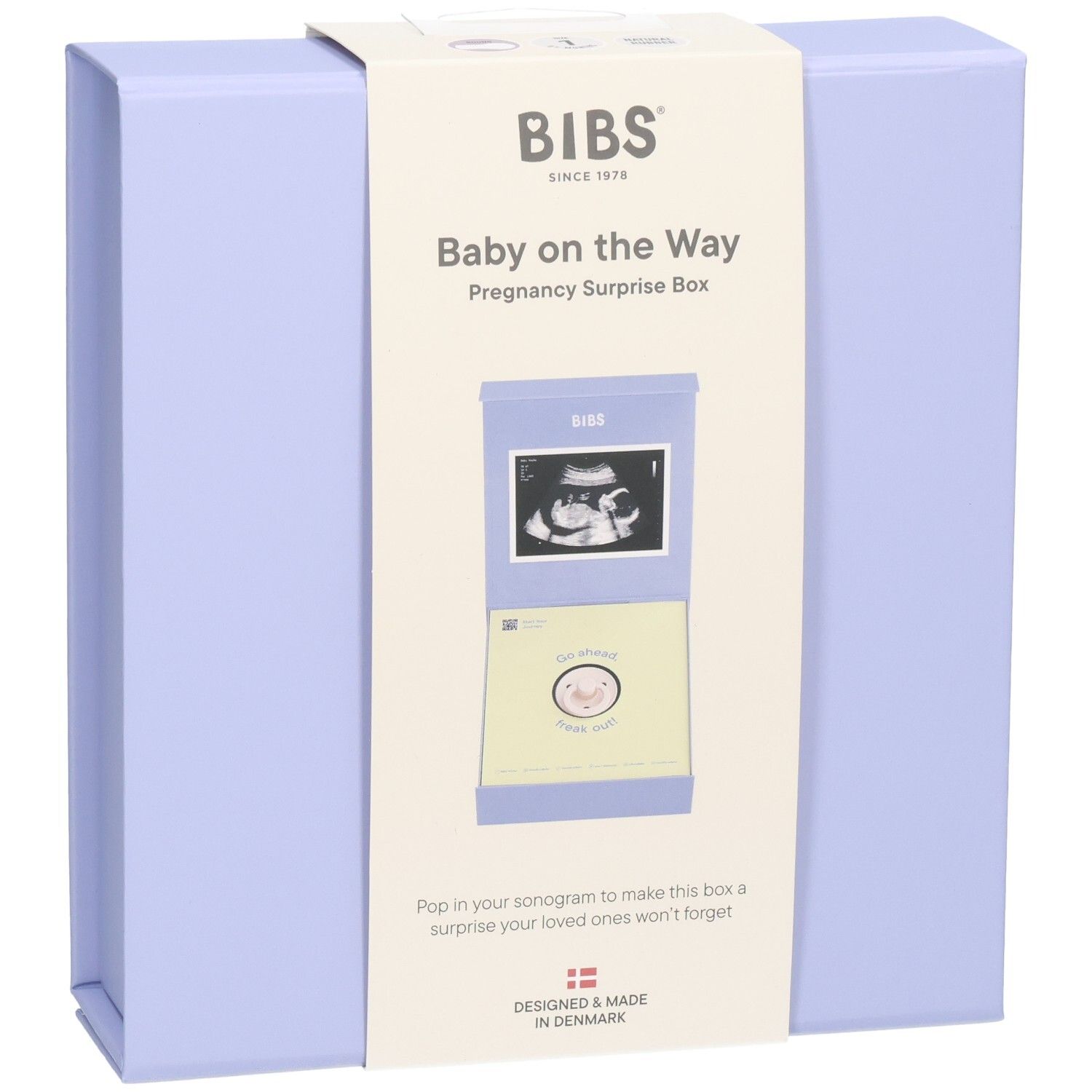 Hellblaue Geschenkbox mit Aufdruck. Auf der Vorderseite steht "Baby on the Way". Enthält Platz für ein Ultraschallbild.