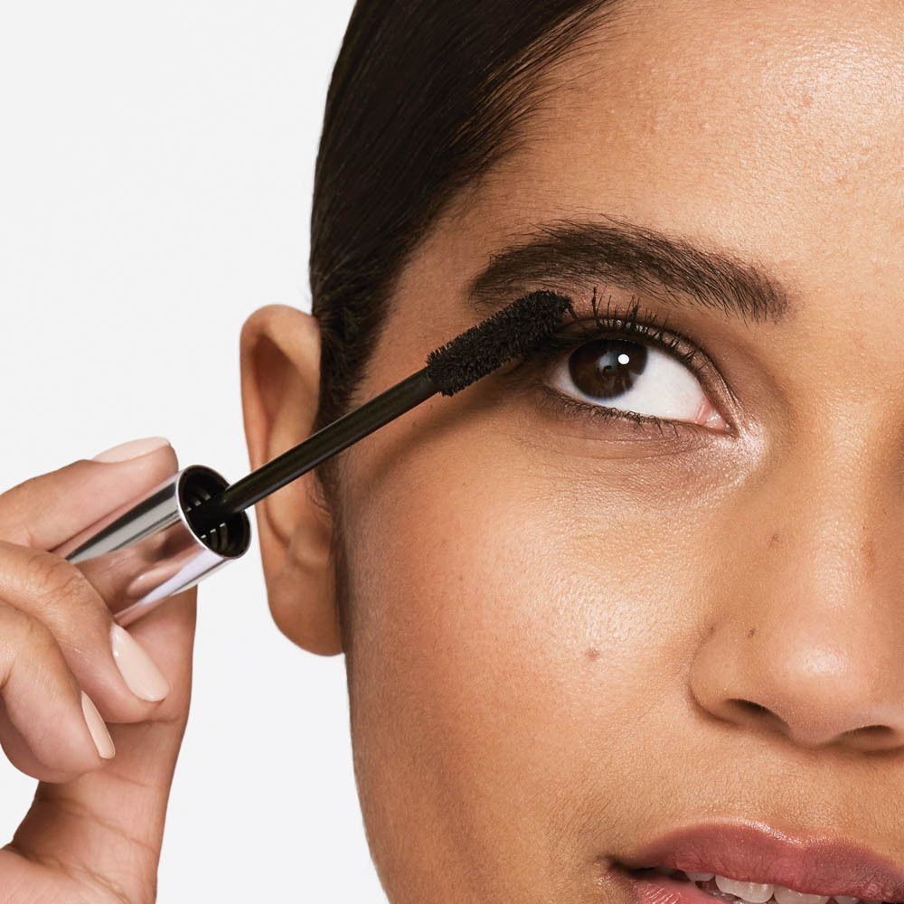 Eine Frau trägt Mascara auf.