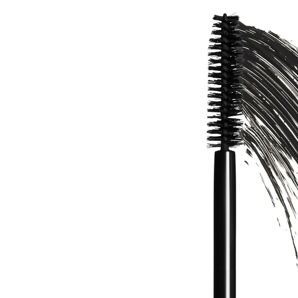 Nahaufnahme einer Mascara-Bürste mit schwarzer Textur.