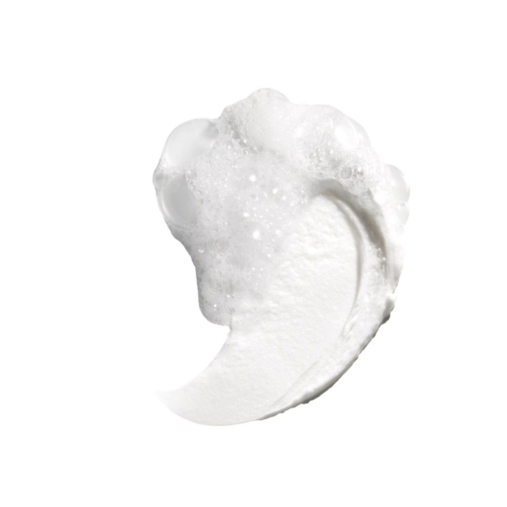 Eine weiße Creme mit Schaum und Bläschen auf weißem Hintergrund.