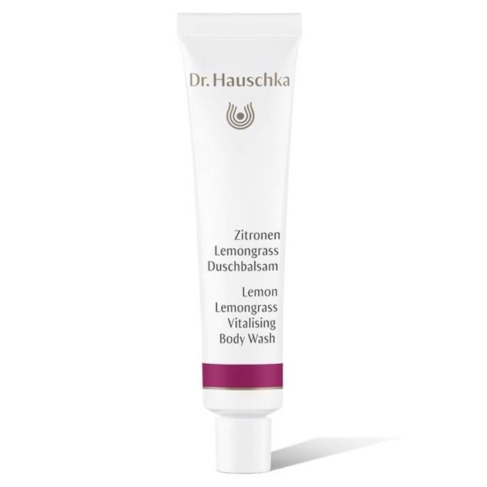 Tube blanche avec accent violet. Inscription: Dr. Hauschka, Zitronen Lemongrass Duschbalsam, Lemon Lemongrass Vitalising Body Wash.