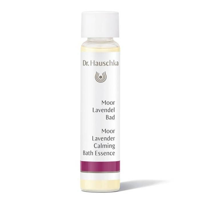 Petite bouteille cylindrique avec bouchon blanc. Inscription : Dr. Hauschka, Moor Lavendel Bad, Moor Lavender Calming Bath Essence.