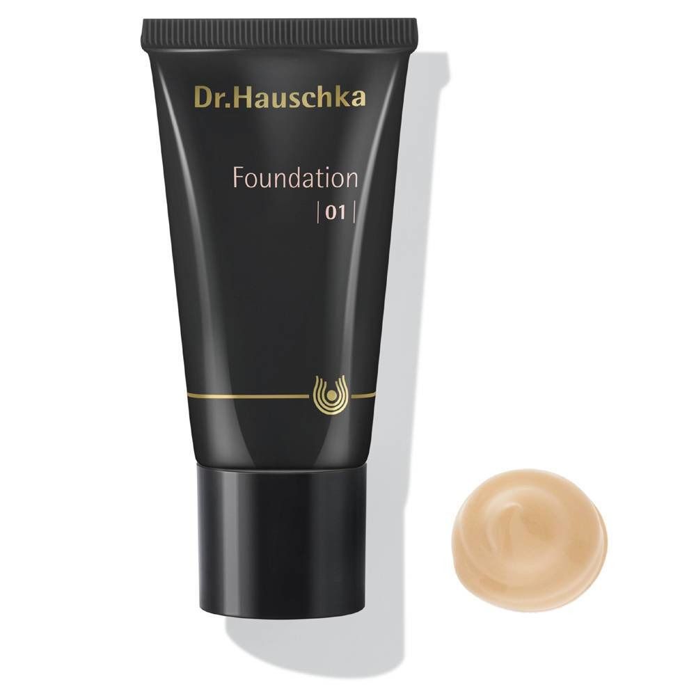 Zwarte tube met opschrift Dr. Hauschka Foundation 01. Daarnaast een klodder foundation.
