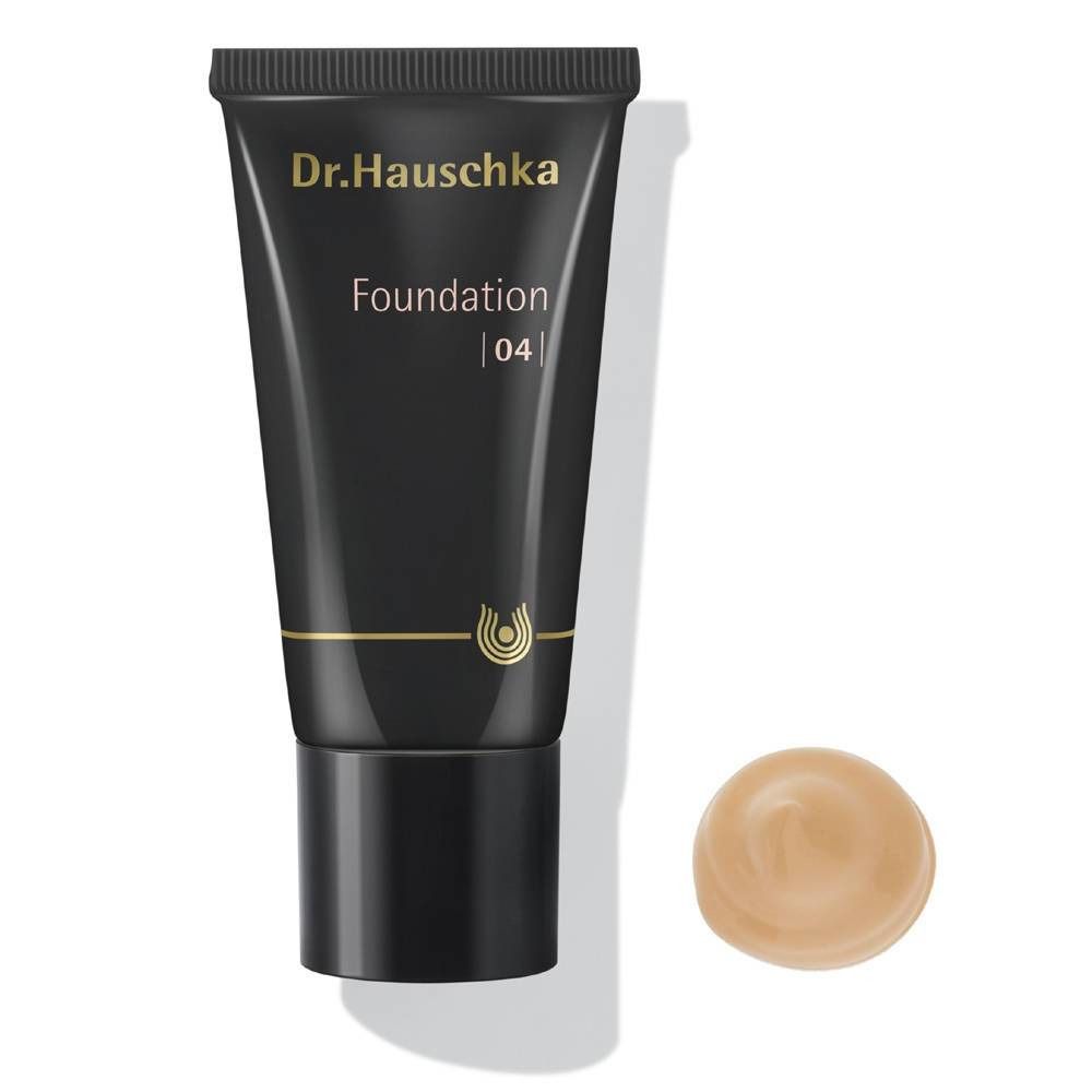 Zwarte tube met opschrift "Dr. Hauschka Foundation 04". Daarnaast een klodder foundation.