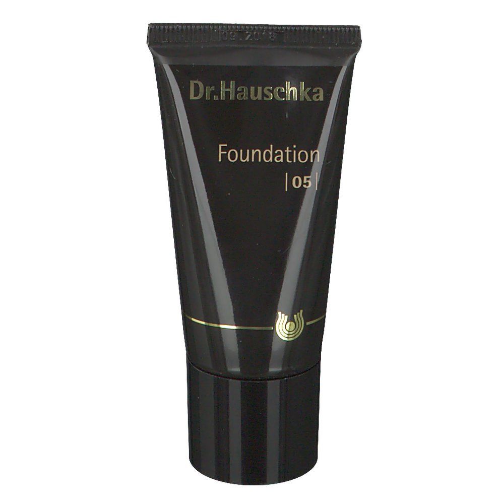 Zwarte tube met opschrift Dr. Hauschka Foundation 05. Gouden tekst en logo. Zwarte dop.