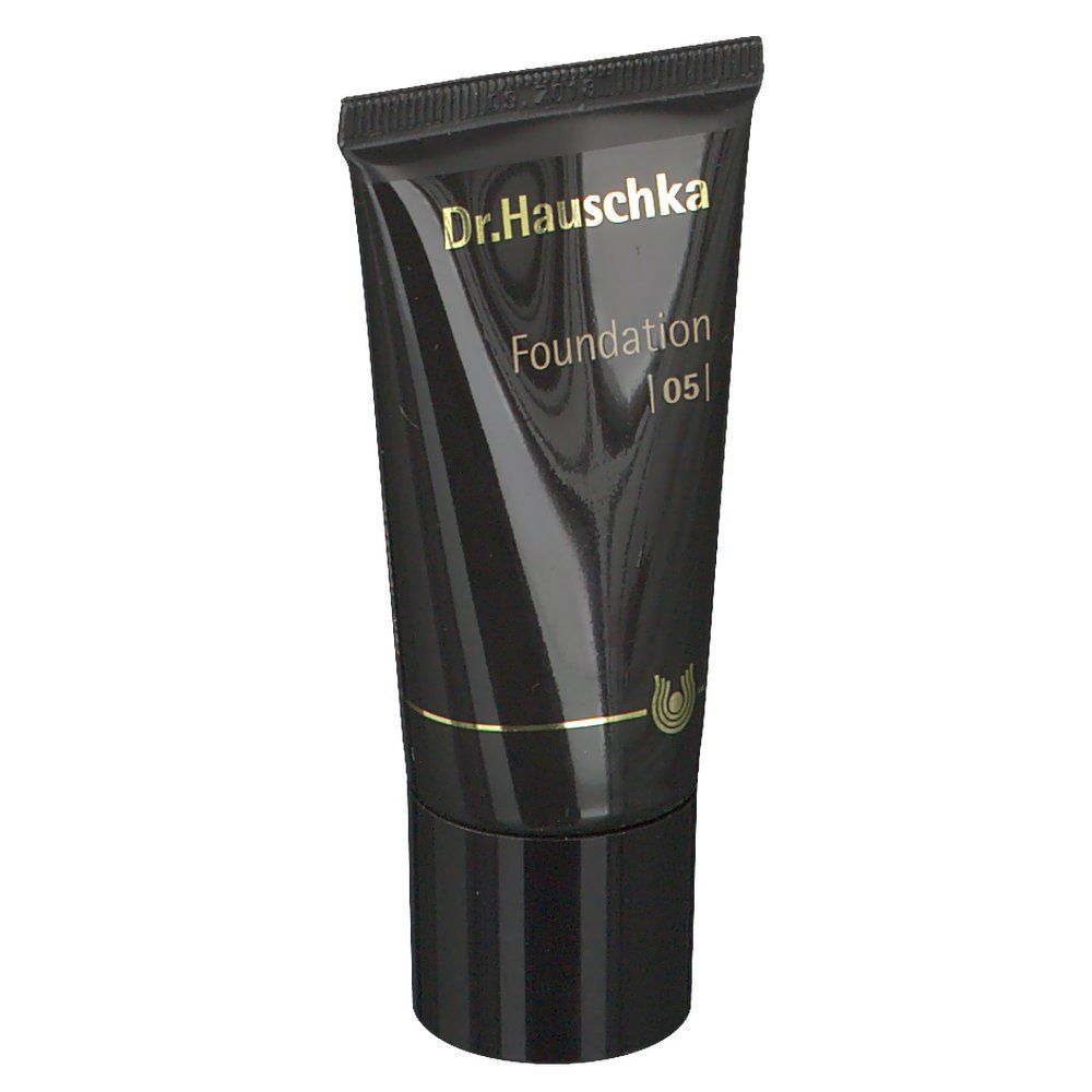 Zwarte tube met opschrift Dr. Hauschka Foundation 05. Gouden tekst en logo. Zwarte dop.