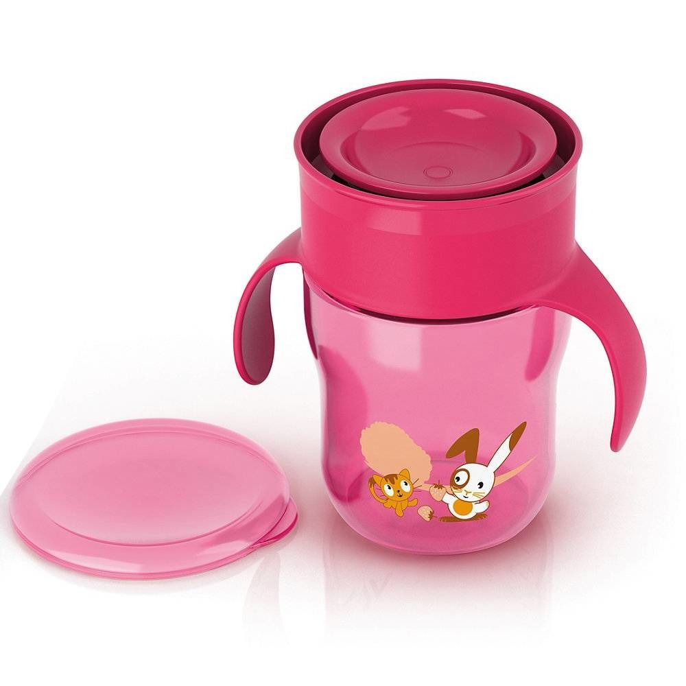 Roze drinkbeker met deksel en handvatten. Op de beker staan twee cartoonfiguren. Het deksel ligt ernaast.