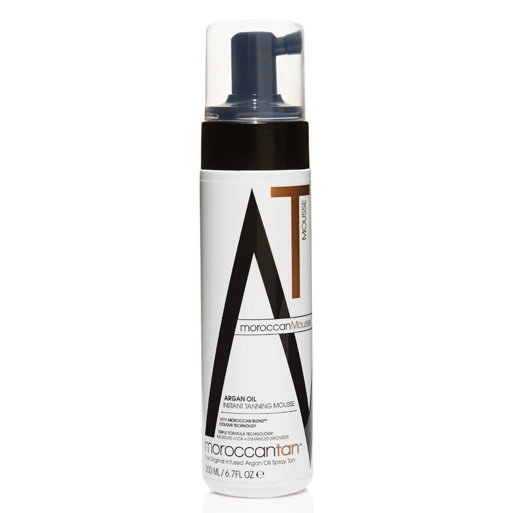 Flacon blanc et noir avec pompe. Inscription : moroccanMousse, moroccantan. Nom du produit : Argan Oil Instant Tanning Mousse.