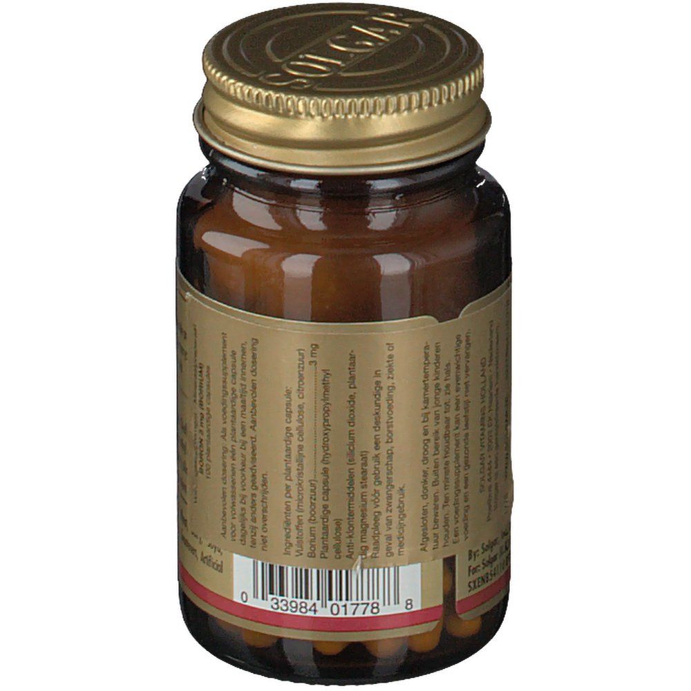 Achterkant van de bruine glazen fles. Tekst in meerdere talen, waaronder Nederlands. Streepjescode.