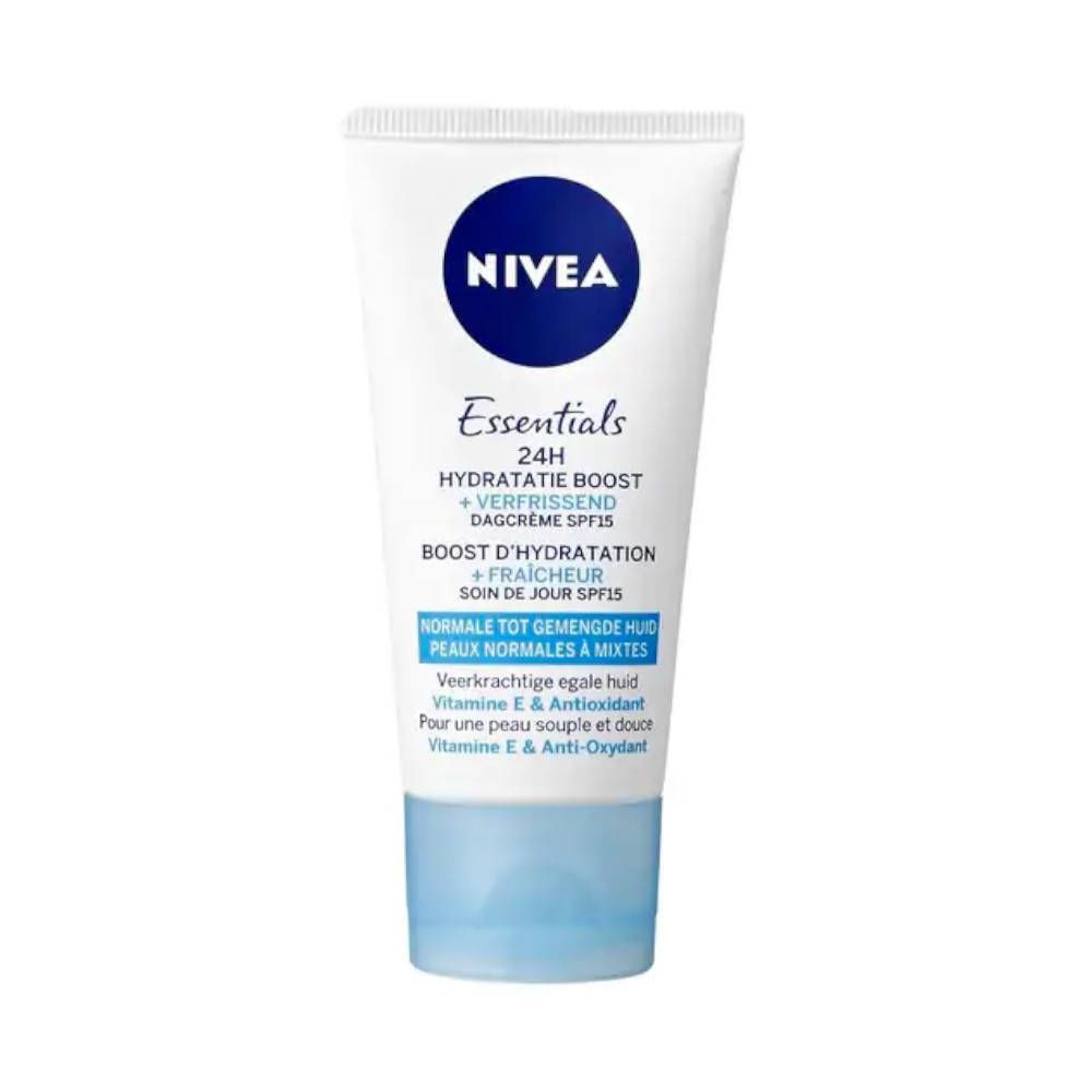 Tube blanc avec bouchon bleu. Logo NIVEA et texte : Essentials, 24h Hydratatie Boost + Verfrissend Dagcrème SPF15.