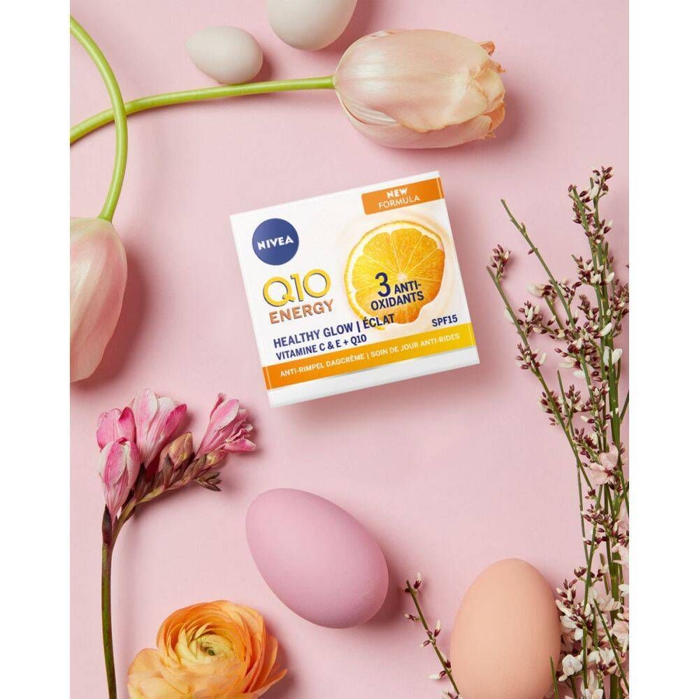Verpackung mit Zitrone, Eiern und Blumen. Aufschrift: Q10 Energy, Healthy Glow, 3 Antioxidantien, SPF15.