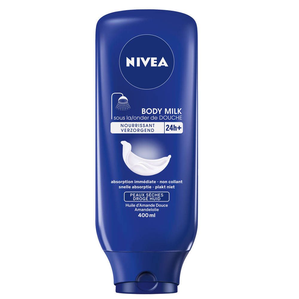 Blauwe fles NIVEA Body Milk onder de douche. Opschrift: 24h+, voor droge huid, 400 ml.