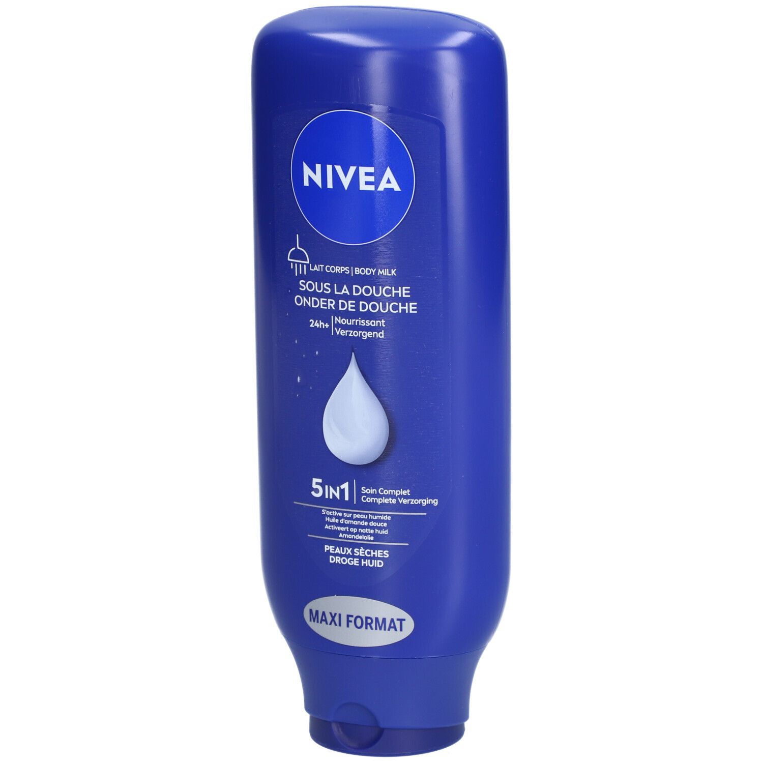Blaue Flasche NIVEA Body Milk unter der Dusche. Aufschrift: 5in1, für trockene Haut, Maxi-Format.