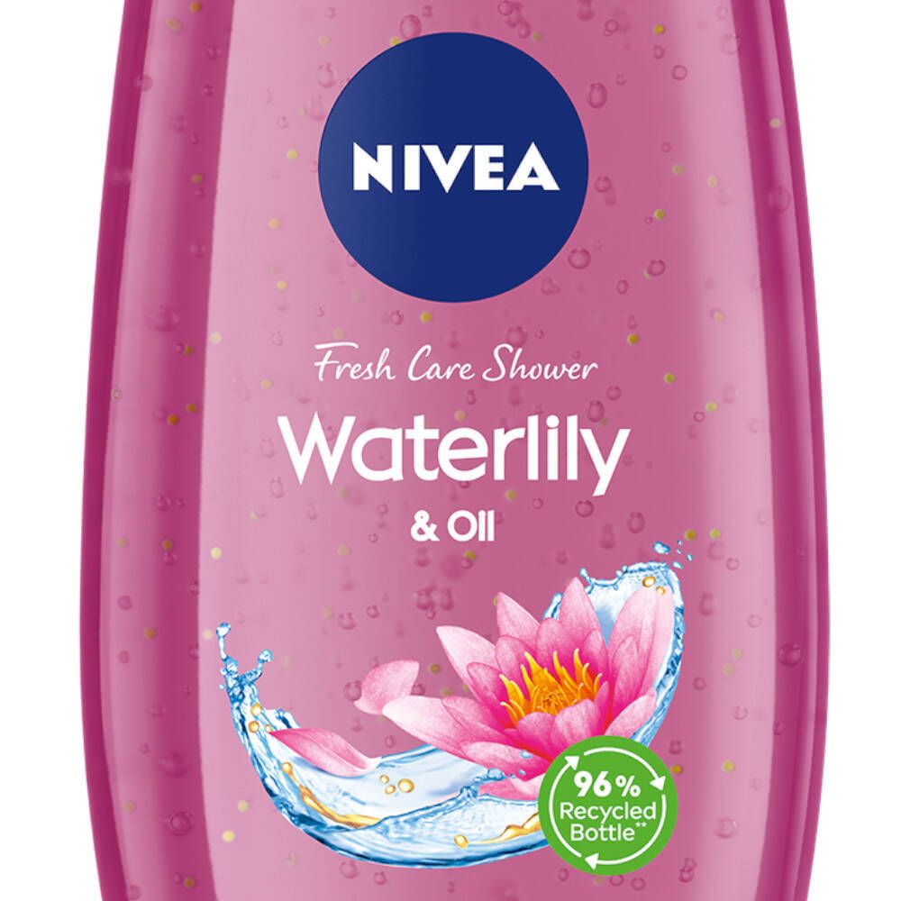 Gros plan sur le gel douche NIVEA Waterlily & Oil. Logo, nom du produit et illustration de nénuphar. Bouteille recyclée à 96%.