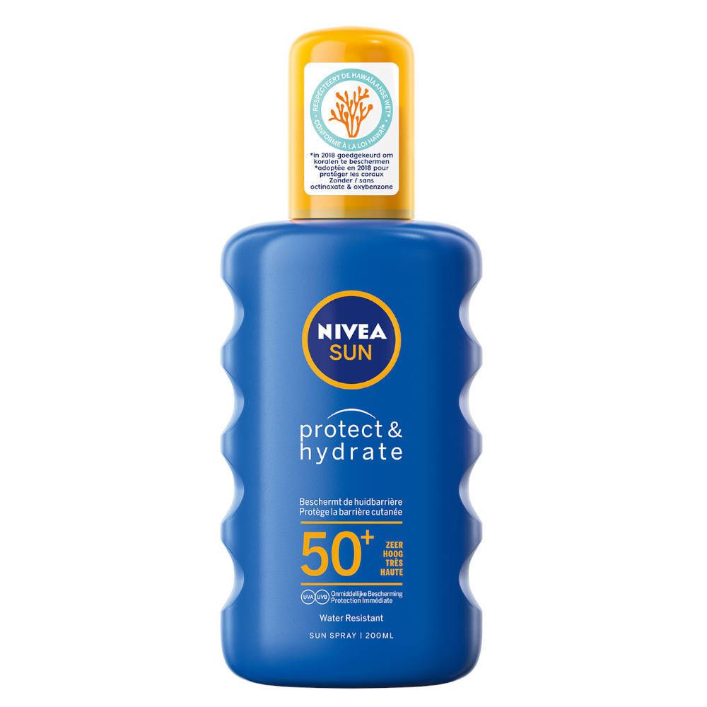 Blaue Sprühflasche mit gelbem Deckel. Aufschrift: NIVEA SUN protect & hydrate, LSF 50+. Wasserfest.