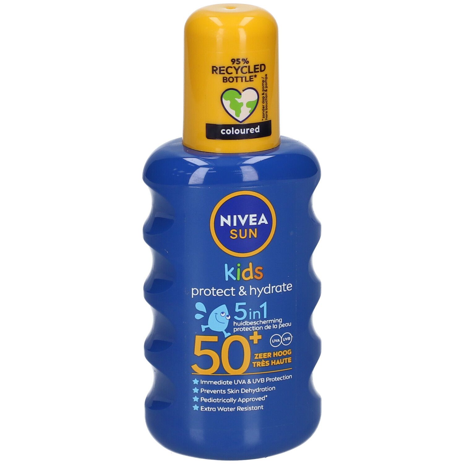 Flacon bleu NIVEA SUN Kids Spray Protect & Hydrate SPF50+. Bouchon jaune. Protection 5 en 1. Flacon recyclé à 95%.