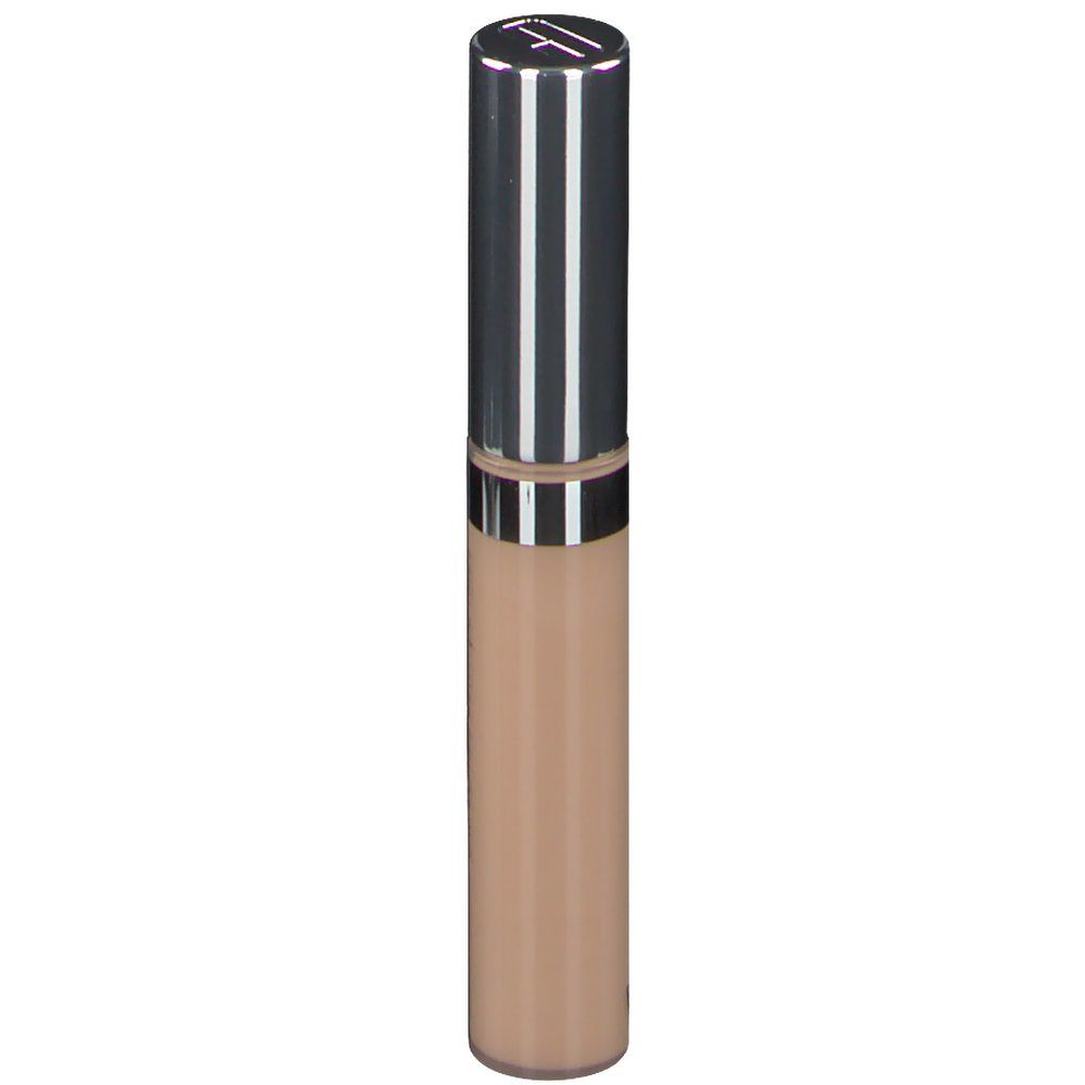 Beige Concealer-Stift mit silberner Kappe. Der Stift ist zylindrisch.