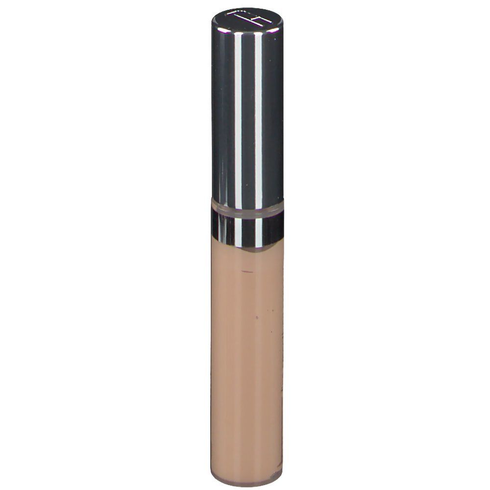 Beige Concealer-Stift mit silberner Kappe. Der Stift ist zylindrisch.