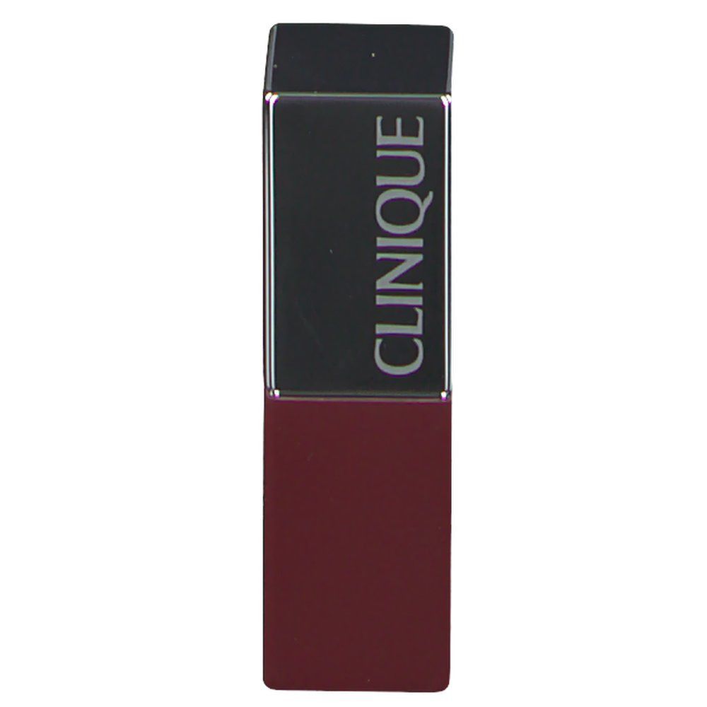 Lippenstift mit quadratischer Form. Der Deckel ist silberfarben mit dem Markennamen CLINIQUE. Der Lippenstiftkörper ist dunkelrot.