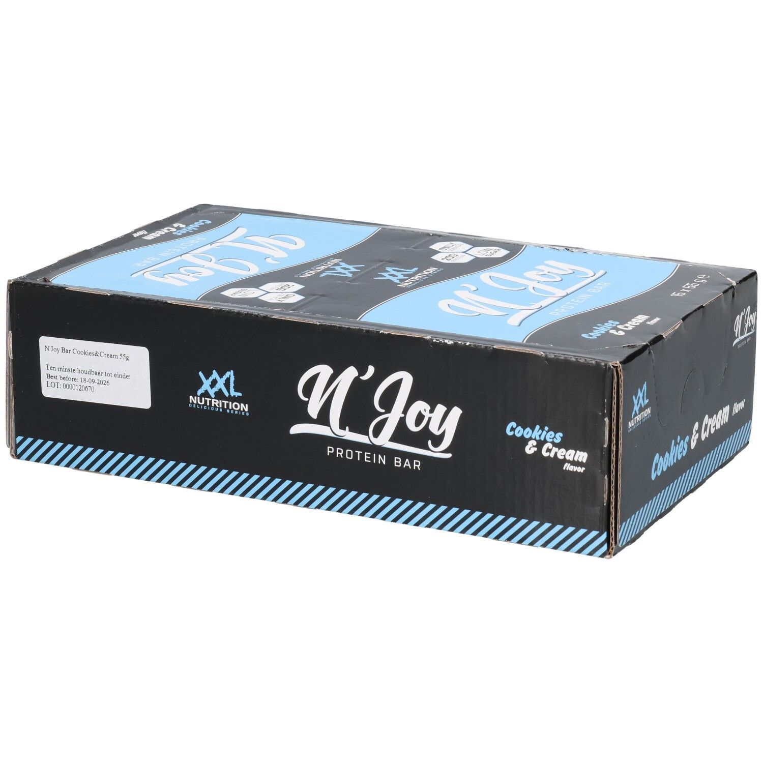 Karton mit Proteinriegeln. Aufschrift: XXL Nutrition, N'Joy Protein Bar Cookies & Cream. Blaue und weiße Akzente.