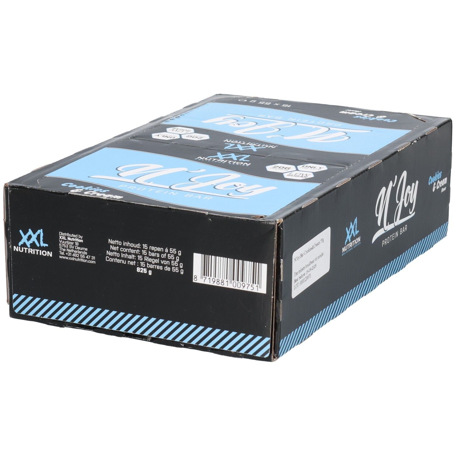 Karton mit Proteinriegeln. Aufschrift: XXL Nutrition, N'Joy Protein Bar Cookies & Cream. Blaue und weiße Akzente. Barcode.