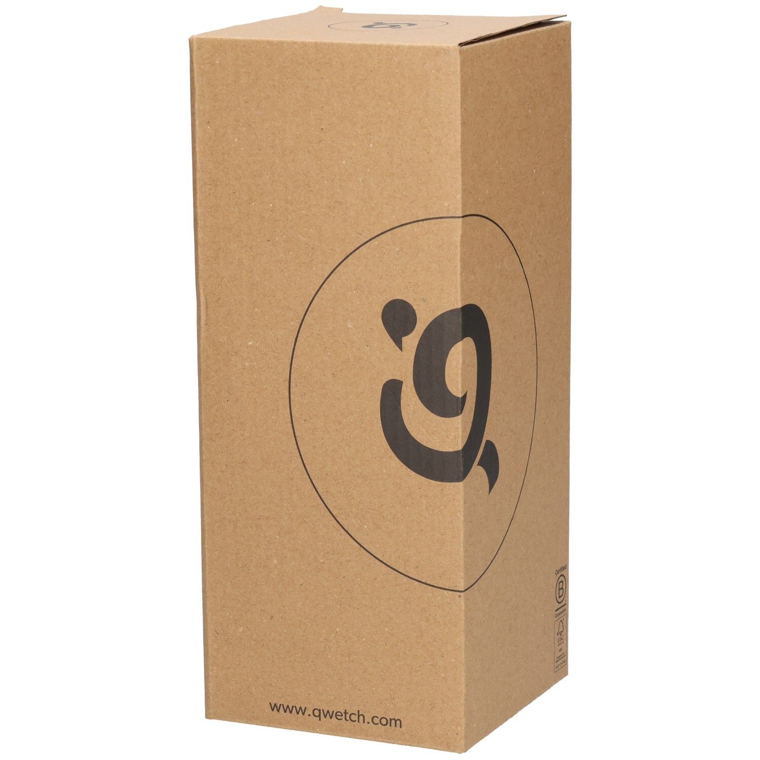 Kartonverpackung mit Qwetch-Logo. Webseite auf der Verpackung. Blick auf die Ecke der Verpackung.
