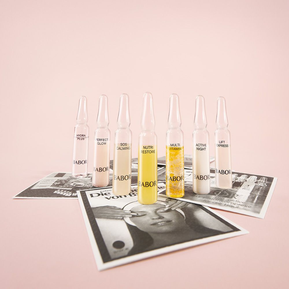 Babor 70 Jahre Jubiläumsset: Geöffnete Box mit Kosmetikprodukten, Ampullen und Tiegel.