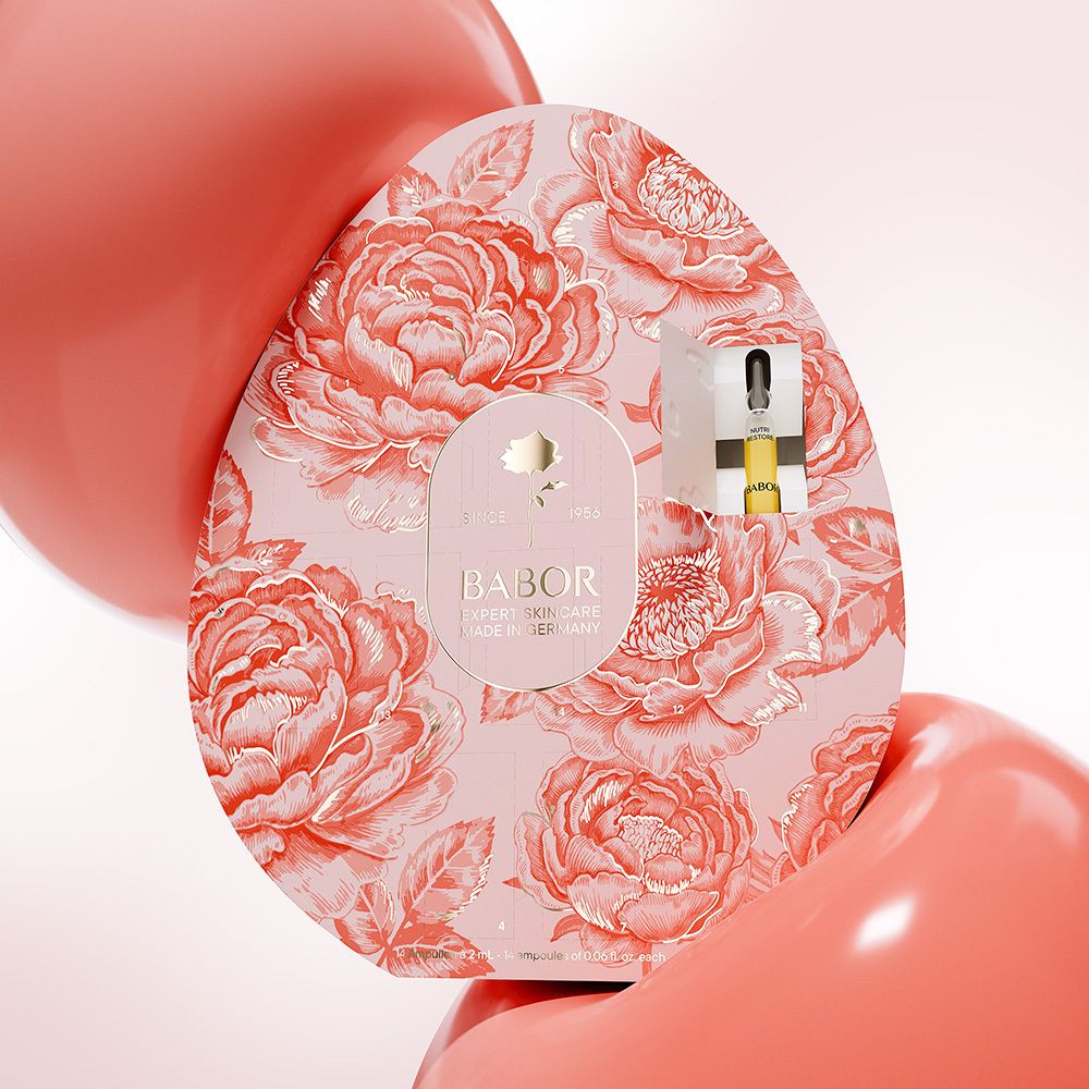 Babor Das Osterei: Ei-förmige Verpackung mit Blumenmuster, Babor Logo und einer Ampulle.