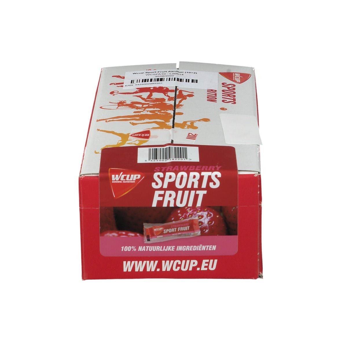 Boîte rouge avec couvercle blanc. Contient WCUP Sports Fruit Strawberry. Logo et nom du produit sur la boîte. Inscription : 100% ingrédients naturels et www.wcup.eu.