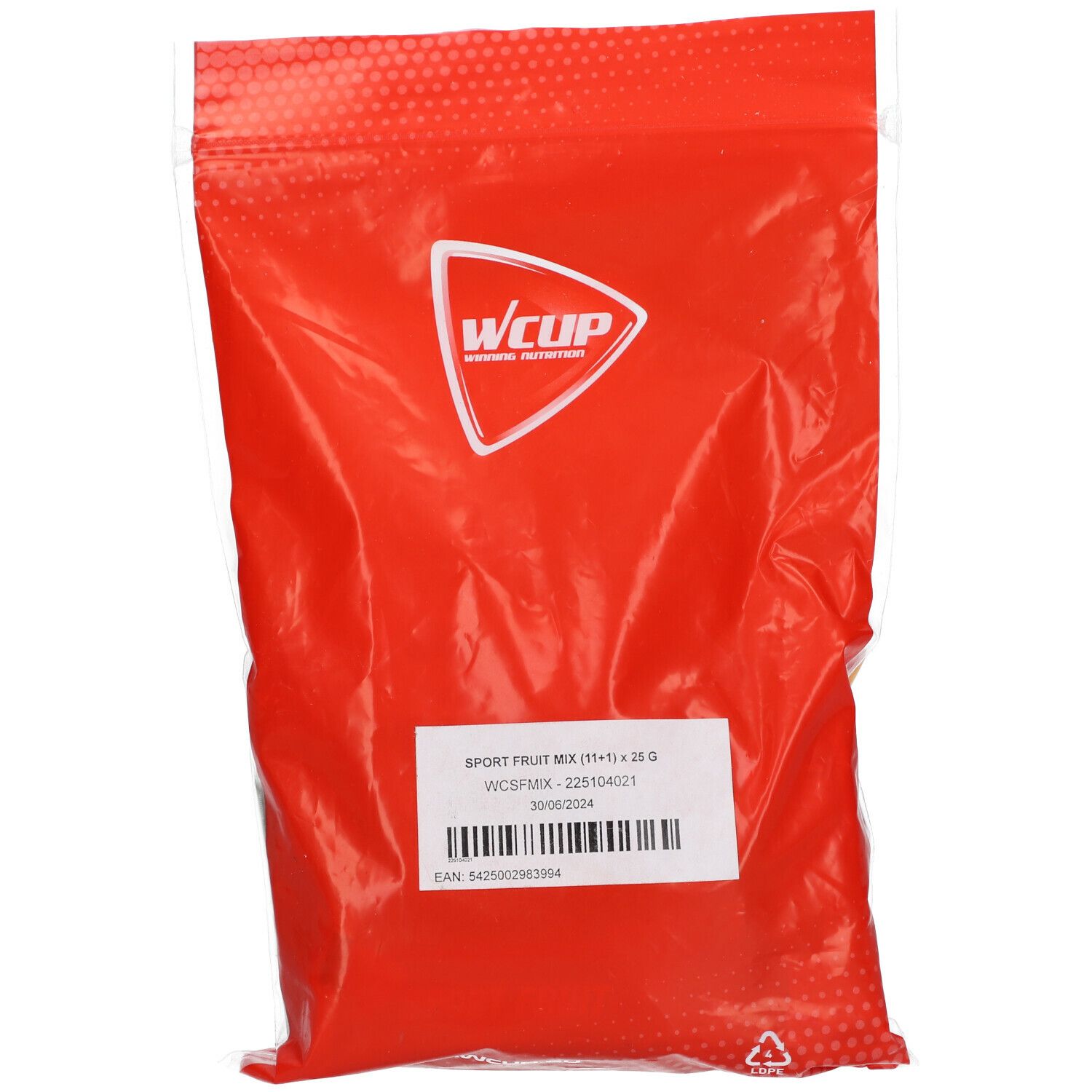 Rode zak met WCUP Sports Fruit Mix. Wit etiket met productnaam en barcode. Sluiting bovenaan.