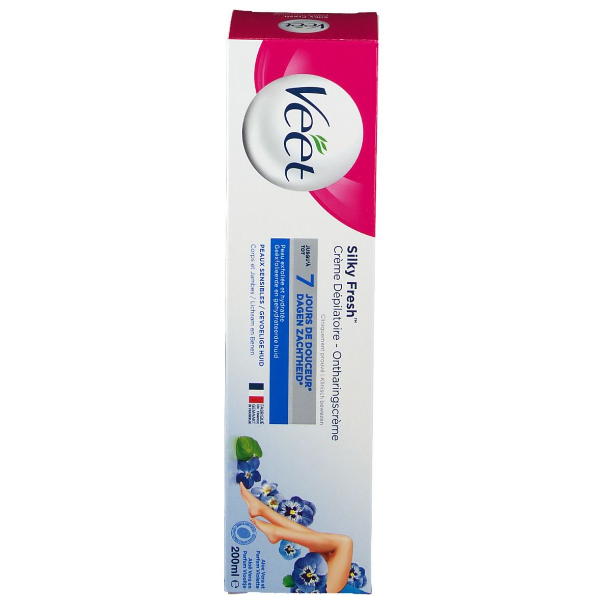 Emballage de crème dépilatoire Veet. Rose et blanc. Inscription : Silky Fresh, Crème Dépilatoire, 200ml. Pour peaux sensibles. Illustration de jambe.
