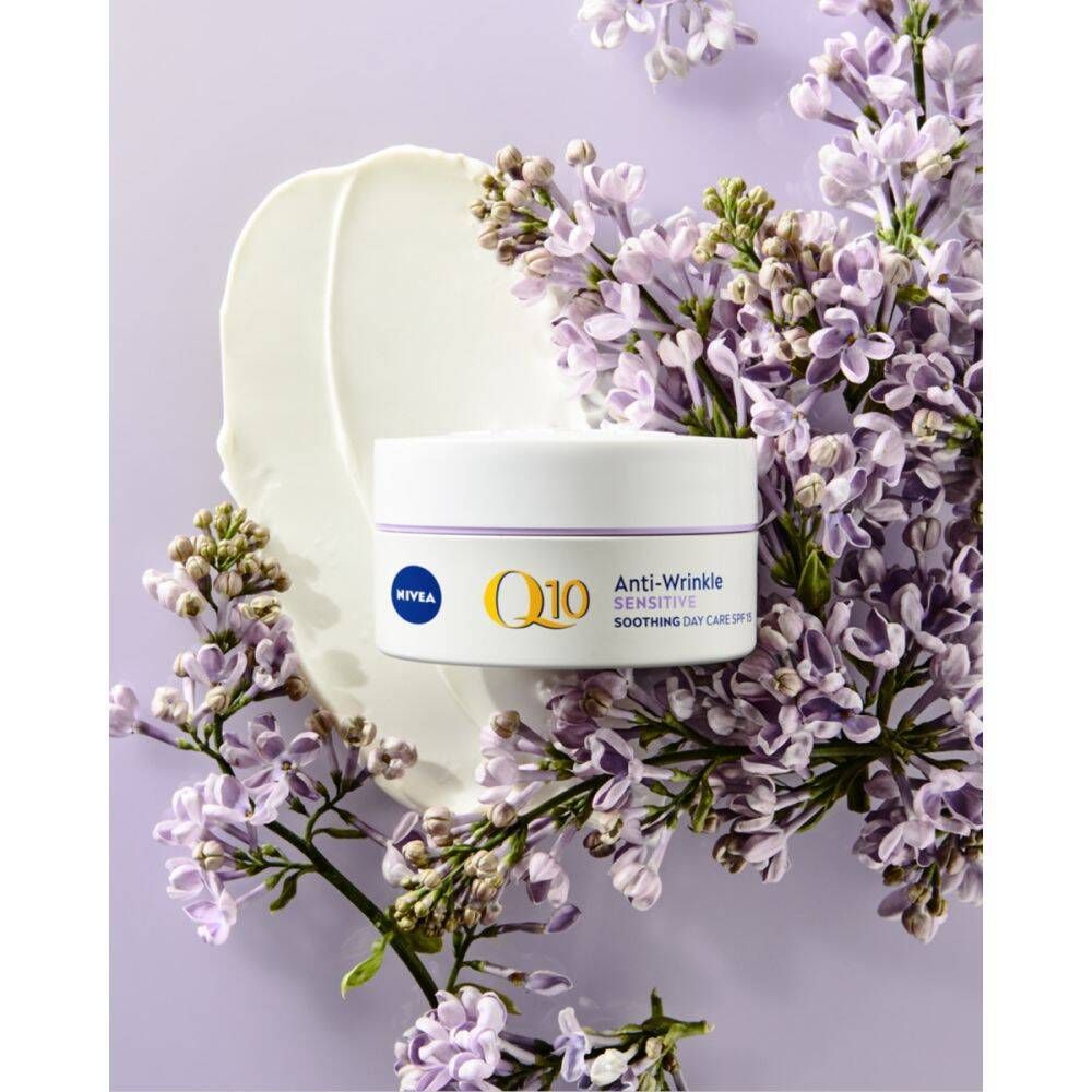 Weißer Tiegel mit Creme und Blüten. Aufschrift: Q10 Anti-Falten. Marke NIVEA.