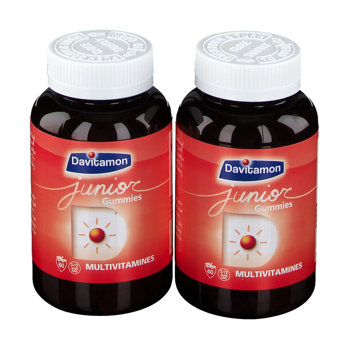 Twee flessen Davitamon Junior Gummies. Rode etiketten, witte deksels. Opschrift: Junior Gummies, Multivitaminen.