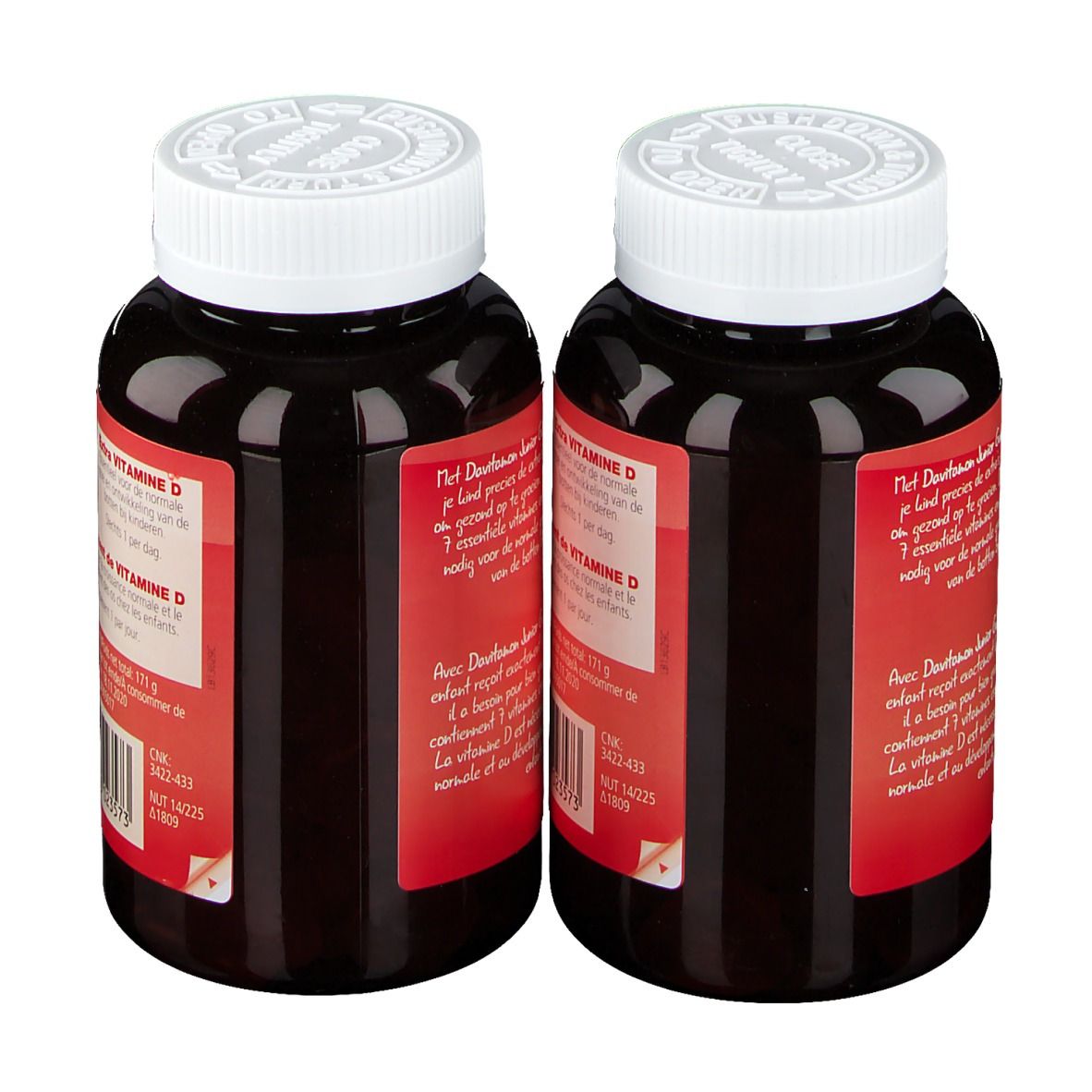Twee flessen Davitamon Junior Gummies. Rode etiketten, witte deksels. Opschrift: Junior Gummies, Multivitaminen.